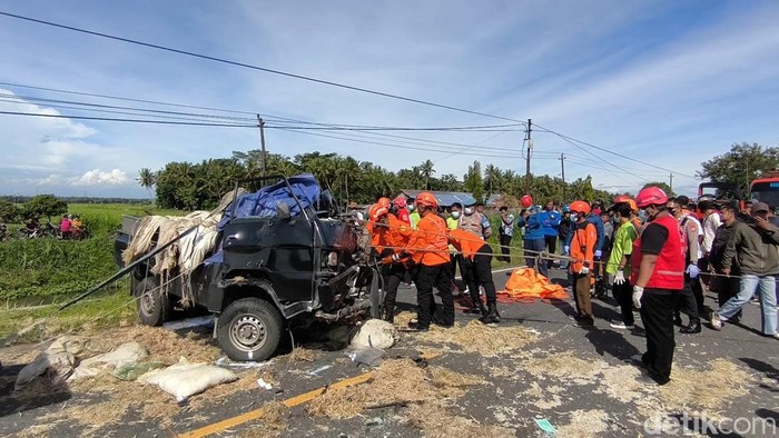 Proses evakuasi korban tewas dalam kecelakaan maut di Jalan Daendels, Bugel, Panjatan, Kulon Progo, Senin (24/11/2025).