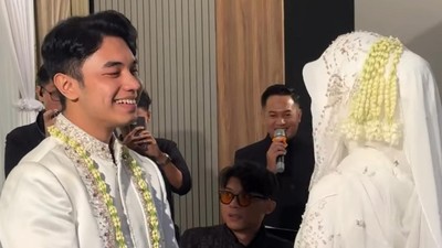 Senyum Fiki Naki Merekah Usai Sah Nikahi Tinandrose
