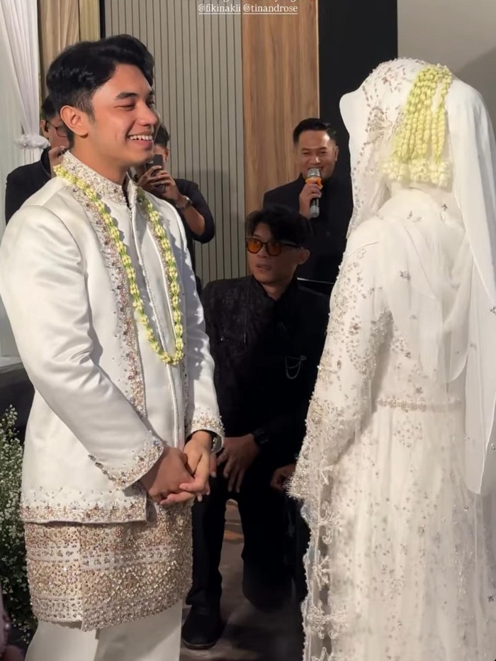 Fiki naki resmi menikah dengan Tinandrose.