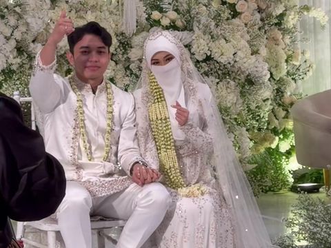 Fiki naki resmi menikah dengan Tinandrose.