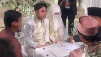 Ananda Muhammad Fiqih Ayatullah bin Sammy Patra, saya nikahkan dan dan kawinkan anak kandung saya Tina Agustin kepada Ananda Fiqih dengan maskawin emas 4,9 gram... 96 gram, ditambah diamond, ditambah seperangkat alat salat, dibayar tunai, ucap ayah Tina dalam prosesi ijab kabul dalam video live TikTok kerabat Fiki dan Tina yang banyak diunggah ke media sosial. Foto: Instagram Story @fikinakii