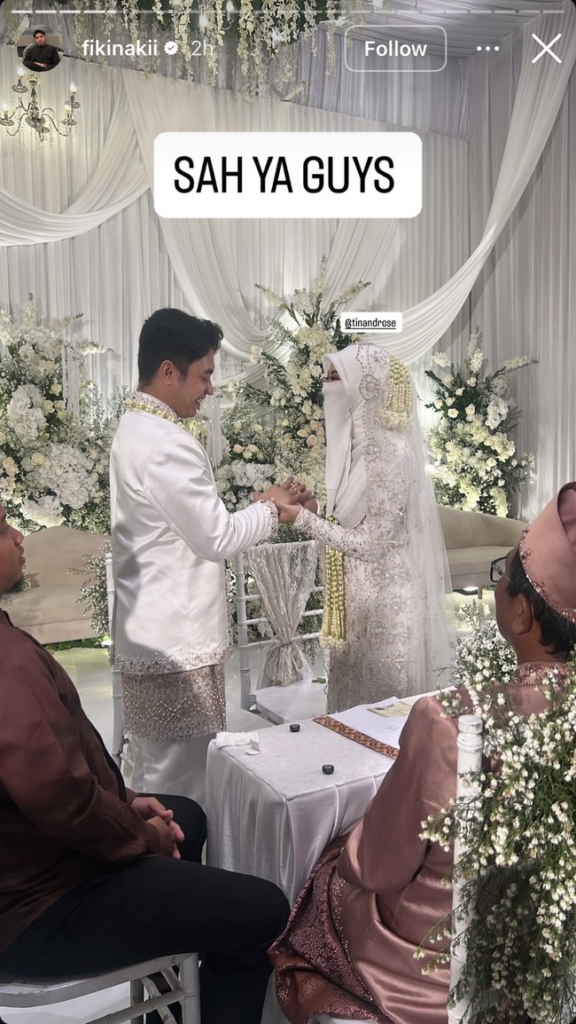 Melalui akun Instagramnya, Fiki Naki membagikan kabar bahagia pernikahannya dengan wanita bercadar bernama Tinandrose. Mulai dari dekorasi pernikahan hingga busana pengantin tampak senada serba putih. Foto: Instagram/@fikinakii