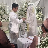 Melalui akun Instagramnya, Fiki Naki membagikan kabar bahagia pernikahannya dengan wanita bercadar bernama Tinandrose. Mulai dari dekorasi pernikahan hingga busana pengantin tampak senada serba putih. Foto: Instagram/@fikinakii