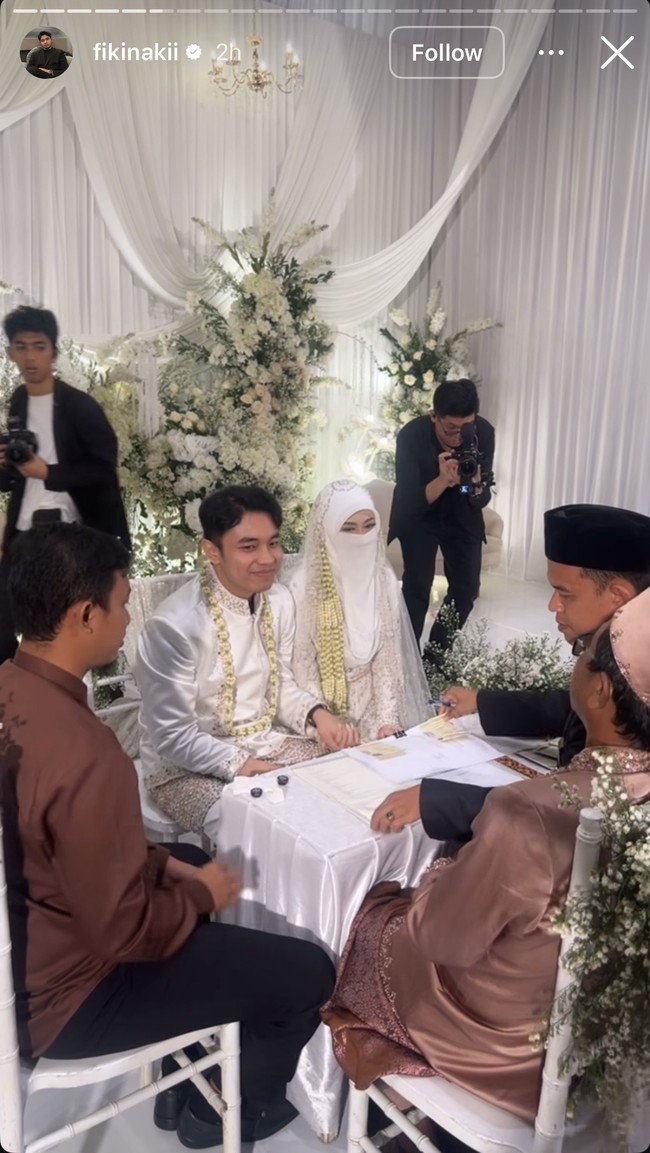 Fiki dan Tinandrose resmi menikah pada Senin (24/11/25). Tinandrose sendiri diketahui merupakan seorang influencer sekaligus penulis buku. Buku hasil karyanya berjudul Untuk Nama Yang Tak Berani Kusebut Dalam Doa dan Bagaimana Jika Tuhan Bilang Tidak. Foto: Instagram/@fikinakii