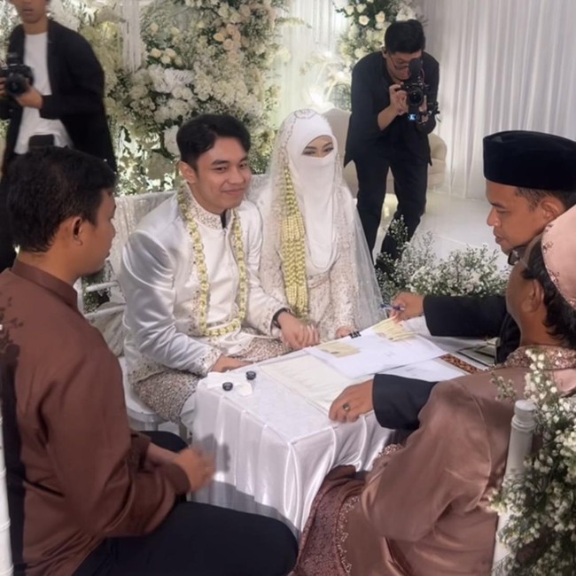 8 Foto Pernikahan YouTuber Fiki Naki & Tinandrose, Serba Putih