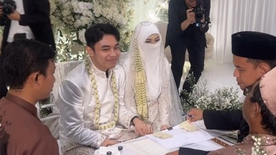 8 Foto Pernikahan YouTuber Fiki Naki & Tinandrose, Serba Putih