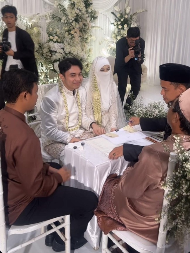 8 Foto Pernikahan YouTuber Fiki Naki & Tinandrose, Serba Putih