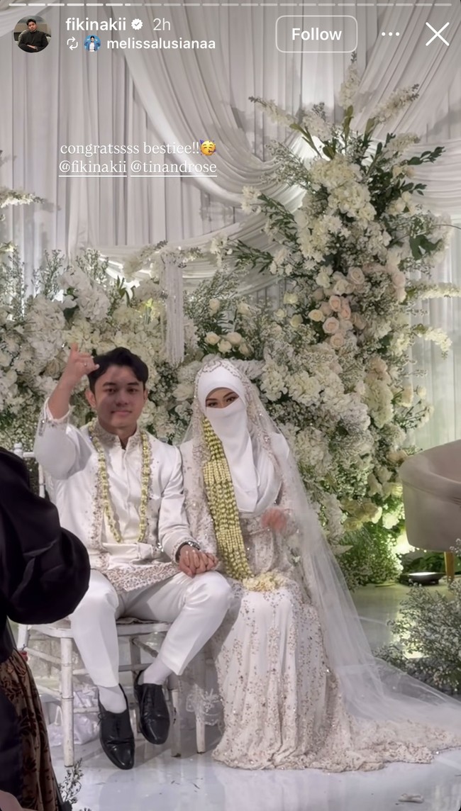 Rupanya Fiki dan Tinandrose sudah melangsungkan acara lamaran pada 9 Oktober 2025, namun baru mempublikasikannya pada 23 November 2025. Kini sudah sah menikah, kebahagiaan jelas terpancar di wajah Fiki. Ia pun langsung menggenggam tangan sang istri. Foto: Instagram/@fikinakii