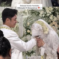 Di hari bahagianya, Fiki tampil mengenakan beskap modern yang memiliki detail berupa bordir halus warna emas. Ia juga mengenakan kalung melati khas pernikahan adat. Foto: Instagram/@fikinakii