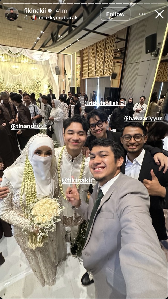 Para sahabat dan rekan-rekan Fiki dan Tinandrose turut hadir serta berpose bersama. Foto: Instagram/@fikinakii