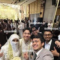 Para sahabat dan rekan-rekan Fiki dan Tinandrose turut hadir serta berpose bersama. Foto: Instagram/@fikinakii