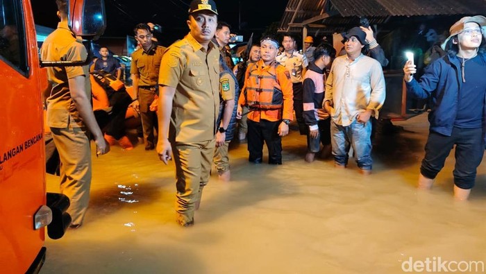Foto : Wagub Sumbar, Vasko Ruseimy saat meninjau korban banjir di Padang Pariaman (Jeka Kampai/detikSUmut)