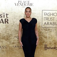 Biasa tampil seksi dengan busana terbuka, Georgina Rodriguez kali ini memiliih tampilan yang classy dalam balutan gaun hitam dengan pointed heels senada. (Foto: Taylor Hill/Getty Images)