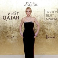 Lindsay Lohan memancarkan pesona klasik melalui gaun beludru cokelat gelap yang membalut tubuhnya dengan anggun. Gaun beraksen bra berhias permata itu dipadukan dengan sandal hitam berujung terbuka. Rambut pirang kemerahannya ditata rapi dalam gaya sanggul, menegaskan kesan mewah di karpet merah. (Foto: Taylor Hill/Getty Images)