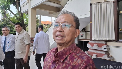 Gubernur Bali Wayan Koster seusai acara Percepatan Penyaluran Kredit Program Perumahan (KPP) Melawan Rentenir di Aula Unud, Senin (24/11/2025). (Fabiola Dianira)