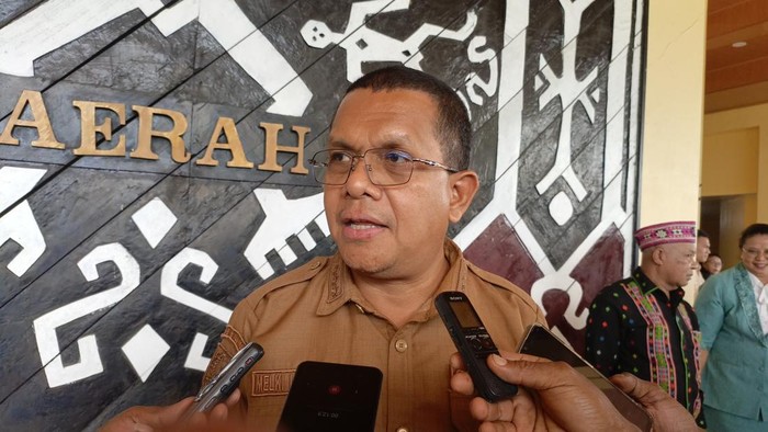 Gubernur NTT, Emanuel Melkiades Laka Lena, diwawancarai awak media seusai rapat paripurna di Gedung DPRD NTT, Senin (24/11/2025). (Foto: Simon Selly/detikBali)