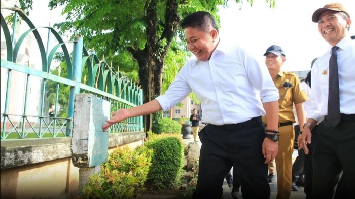 Gubernur Sumsel Herman Deru didampingi Wali Kota Palembang Ratu Dewa meninjau titik nol.