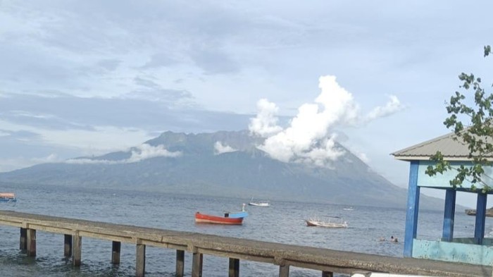 Gunung Sangeang Api dilihat dari Desa Sangiang, Kecamatan Wera, Kabupaten Bima, NTB, Senin (24/11/2025). (Foto: Dok. Kades Sangiang, Abdul Rasyid)