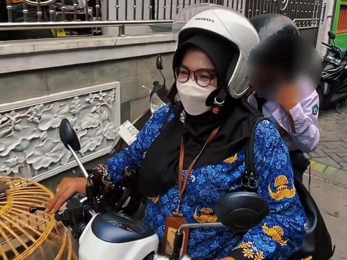 Guru menjemput siswa yang membolos di Surabaya