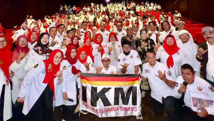 Ikatan Keluarga Minang (IKM) menggelar nonton bareng (nobar) besar-besaran film Nia di Plaza Senayan, Jakarta. (dok. ist)