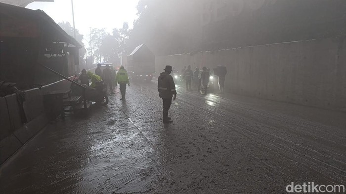 Jalur Lumajang-Malang di Piket Nol diguyur hujan abu tebal imbas letusan sekunder Semeru.