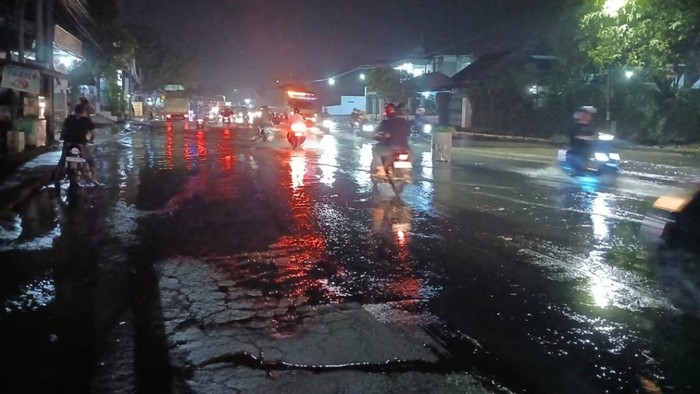 Jalur pantai utara (pantura) dan sejumlah pemukiman di Pasuruan terendam banjir karena Sungai Welang meluap