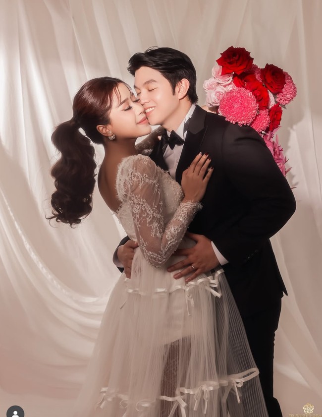 Brisia Jodie dan Jonathan Alden tampil elegan di pemotretan prewedding terbaru. Keduanya bak pengantin kenakan gaun putih dan setelan jas hitam. Foto: Instagram/@jonathan.alden_