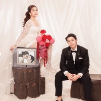 Jonathan Alden tampil gagah kenakan jas hitam dipadukan dengan kemeja putih, lengkap dengan dasi kupu-kupu. Ia juga mengenakan sepasang loafers hitam. Foto: Instagram/@jonathan.alden_