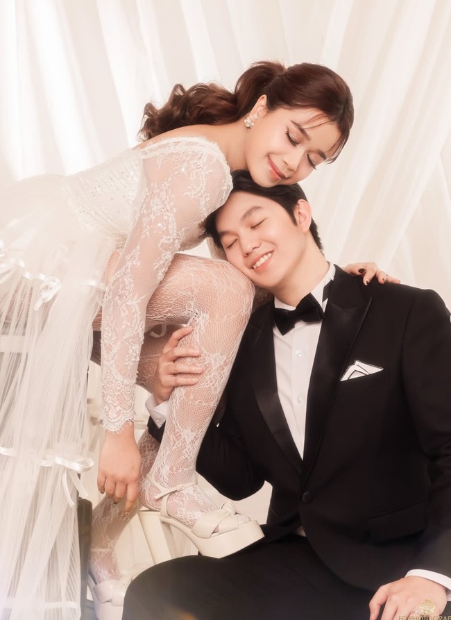 Uniknya gaun yang dikenakan Jodie itu memiliki belahan yang bisa disingkap ke belakang dan membuat stocking lace yang dikenakan Jodie terlihat. Ia melengkapi penampilannya dengan heels senada. Foto: Instagram/@jonathan.alden_