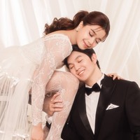 Uniknya gaun yang dikenakan Jodie itu memiliki belahan yang bisa disingkap ke belakang dan membuat stocking lace yang dikenakan Jodie terlihat. Ia melengkapi penampilannya dengan heels senada. Foto: Instagram/@jonathan.alden_