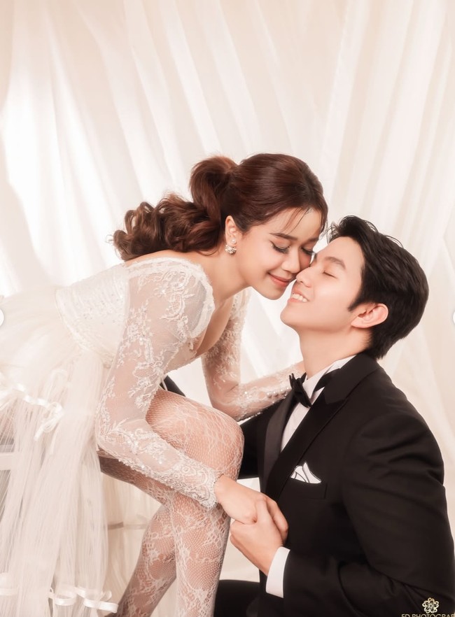 Tampil romantis, keduanya memamerkan pose mesra mereka. Foto: Instagram/@jonathan.alden_