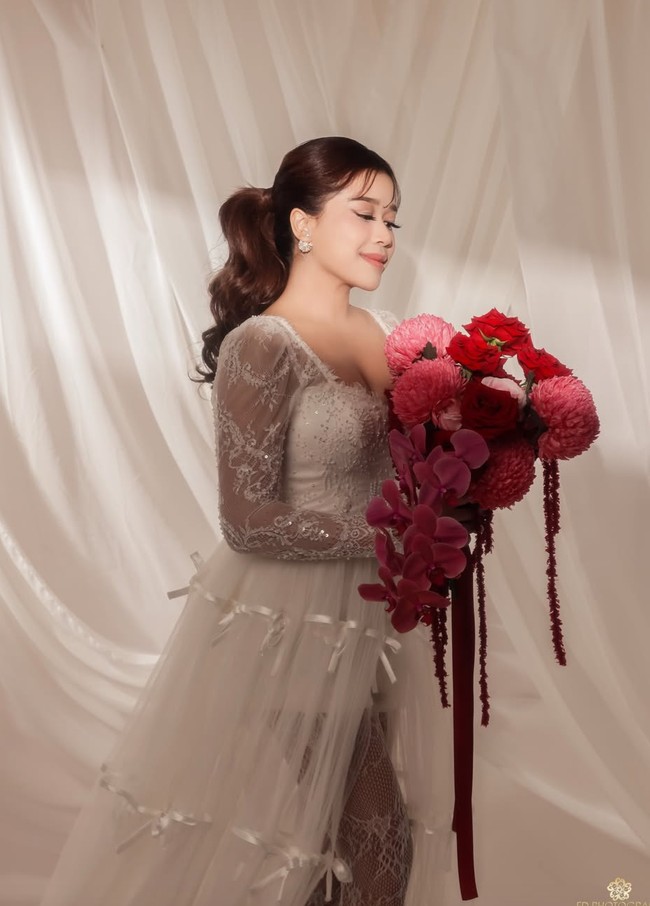 Seperti layaknya pengantin, Jodie juga membawa hand bouquet berisi bunga yang didominasi warna pink dan merah. Foto: Instagram/@jonathan.alden_