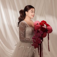 Seperti layaknya pengantin, Jodie juga membawa hand bouquet berisi bunga yang didominasi warna pink dan merah. Foto: Instagram/@jonathan.alden_