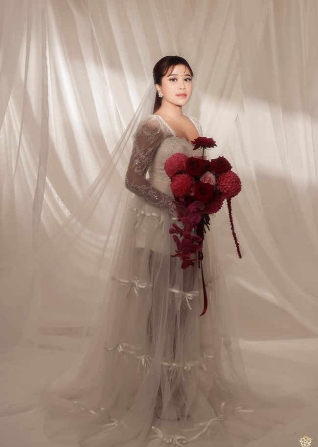 Penampilan Jodie makin memukau dengan veil di rambutnya. Tak sedikit yang memuji kecantikannya. Cantik nya polllll, lancar² ya jod sampai hari H, tulis salah satu komentar. Cakep bgt Jodie, komentar lain. Foto: Instagram/@jonathan.alden_