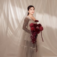 Penampilan Jodie makin memukau dengan veil di rambutnya. Tak sedikit yang memuji kecantikannya. Cantik nya polllll, lancar² ya jod sampai hari H, tulis salah satu komentar. Cakep bgt Jodie, komentar lain. Foto: Instagram/@jonathan.alden_