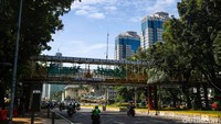 Suasana Jembatan Penyeberangan Orang (JPO) Patung Kuda di kawasan Jalan Medan Merdeka Barat tampak berbeda pada Senin (24/11/2025).