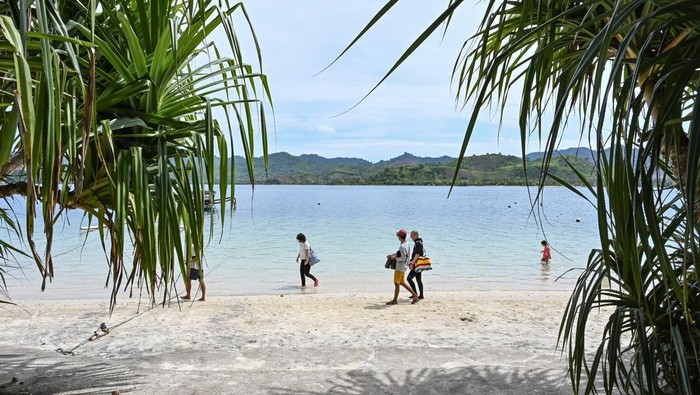 Foto udara panorama Pulau wisata Gili Asahan di Desa Batu Putih, Kecamatan Sekotong, Lombok Barat, NTB, Senin (24/11/2025). Menurut data Badan Pusat Statistik (BPS) NTB mencatat jumlah kunjungan wisatawan di Provinsi NTB dari Januari hingga September 2025 mencapai 1.802.785 orang yang terdiri dari wisatawan mancanegara (asing) sebanyak 806.798 orang dan wisatawan dalam negeri sebanyak 995.988 orang.ANTARA FOTO/Ahmad Subaidi/YU