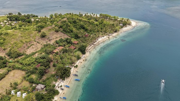 Foto udara panorama Pulau wisata Gili Asahan di Desa Batu Putih, Kecamatan Sekotong, Lombok Barat, NTB, Senin (24/11/2025). Menurut data Badan Pusat Statistik (BPS) NTB mencatat jumlah kunjungan wisatawan di Provinsi NTB dari Januari hingga September 2025 mencapai 1.802.785 orang yang terdiri dari wisatawan mancanegara (asing) sebanyak 806.798 orang dan wisatawan dalam negeri sebanyak 995.988 orang.ANTARA FOTO/Ahmad Subaidi/YU