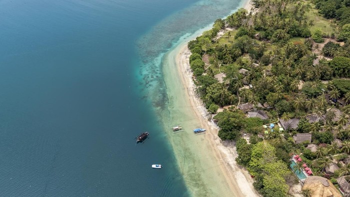 Foto udara panorama Pulau wisata Gili Asahan di Desa Batu Putih, Kecamatan Sekotong, Lombok Barat, NTB, Senin (24/11/2025). Menurut data Badan Pusat Statistik (BPS) NTB mencatat jumlah kunjungan wisatawan di Provinsi NTB dari Januari hingga September 2025 mencapai 1.802.785 orang yang terdiri dari wisatawan mancanegara (asing) sebanyak 806.798 orang dan wisatawan dalam negeri sebanyak 995.988 orang.ANTARA FOTO/Ahmad Subaidi/YU