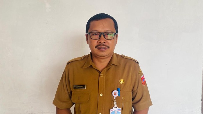 Kadisbudpar Karangasem, I Putu Eddy Surya Artha, saat ditemui setelah rapat di DPRD Karangasem, Senin (24/11/2025). (Foto: I Wayan Selamat Juniasa/detikBali)