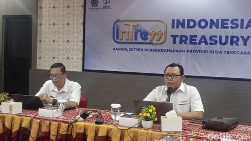 Kakanwil DJPb NTT Adi Setiawan saat pemaparan materi di Kantor DJPb Kupang, NTT, Senin (24/11/2025).