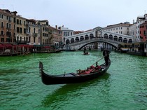Kanal Terkenal Venesia Mendadak Hijau