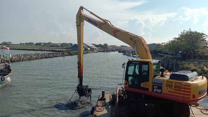 Kapal keruk saat melakukan pengerukan di Indramayu
