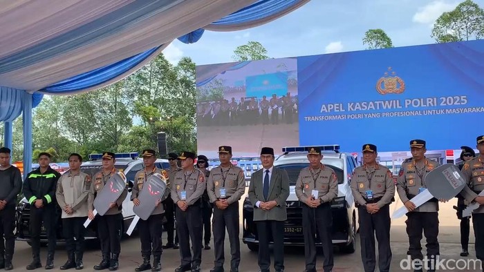 Kapolri Jenderal Listyo Sigit Prabowo menyerahkan 4 mobil Pamapta dan 35 ribu jaket patroli ke anggota