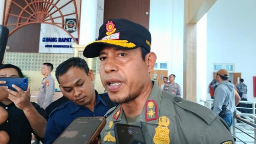 Kasatpol PP Lombok Tengah, Zaenal Mustakim, saat ditemui awak media di Praya, Senin (24/11/2025). (Foto: Edi Suryansyah/detikBali)