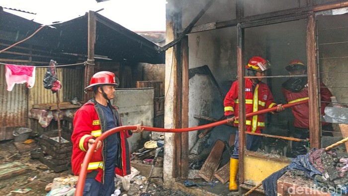 Kebakaran 4 rumah kos di Padang. (Foto: Jeka Kampai/detikSumut)