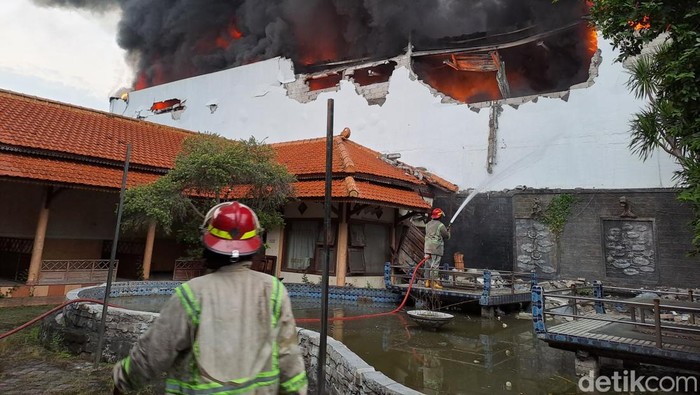 Kebakaran hebat melanda gudang boneka di Jombang.