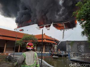 Kebakaran Hebat Hanguskan Gudang Boneka di Jombang