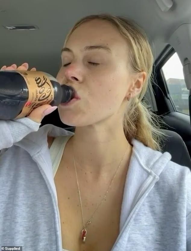Kecanduan Minuman Bersoda, Wanita Ini Habiskan Rp 32 Juta Per Bulan! Sarah Lloyd, yang kini tinggal di Gold Coast, Queensland, mengaku sudah menghabiskan 2 hingga 3 botol Diet Coke setiap hari selama bertahun-tahun.