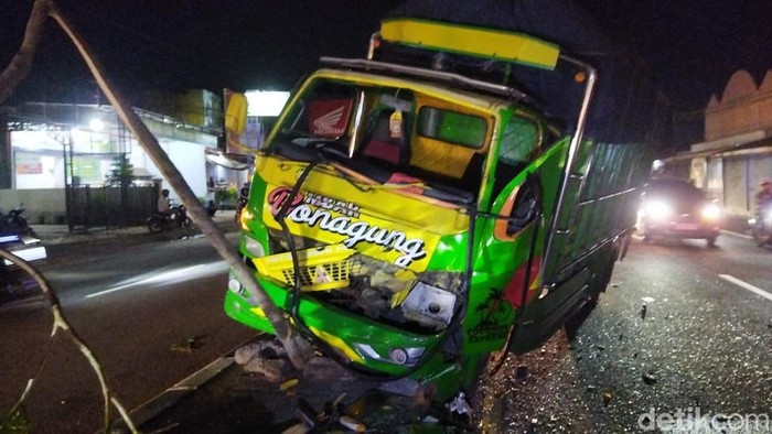Truk angkut buah naik ke median jalan Jogja-Solo, Desa Kraguman.